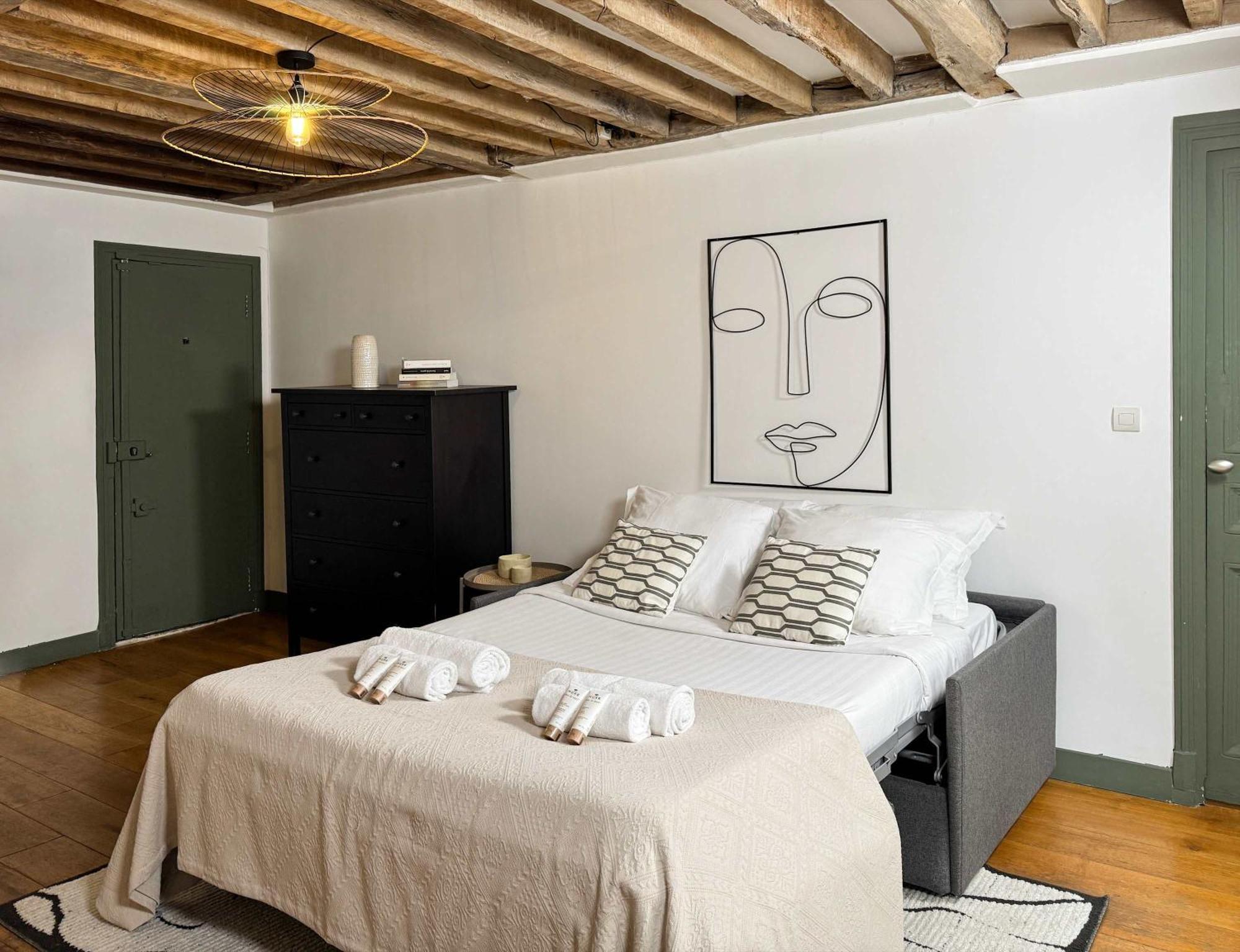 Unique Authentic In Le Marais Apartment *